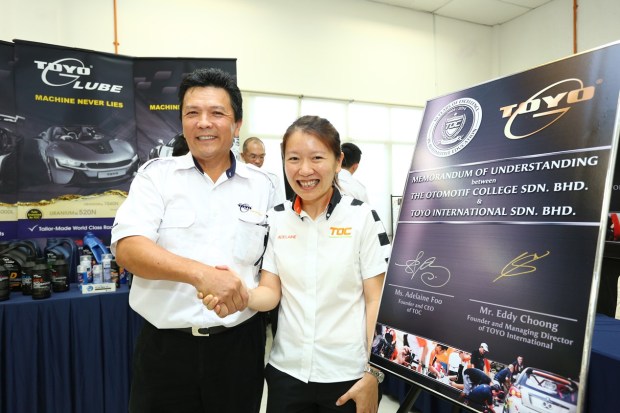TOYO Lubrication (M) Sdn Bhd MD & Founder Eddy Choong sealing the sponsorship with a handshake with TOC CEO and Founder Adelaine Foo