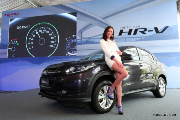 03 Model posing with the All-New HR-V_Eco Assist backdrop