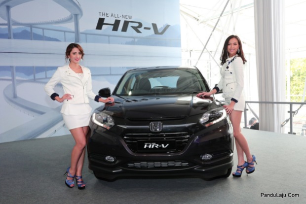 04 Models posing with the All-New HR-V