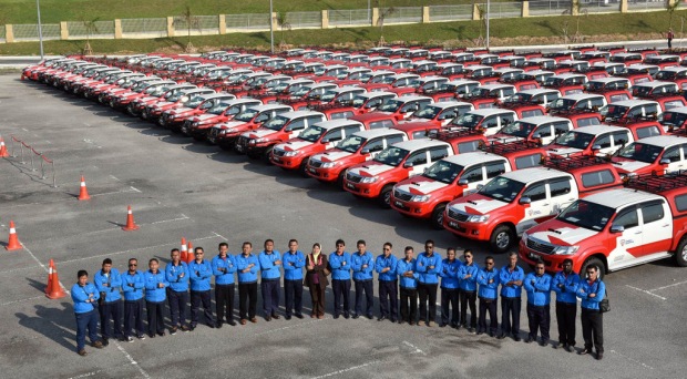 100 units of Toyota Hilux with TNB staff