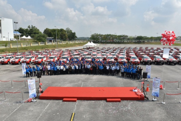 Group photo with 100 units of Toyota Hilux