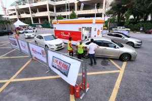 A Shell Mobile Fuel Dispenser was used to fill lucky participants' cars with free Shell V-Power Racing fuel