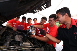 A team of 100 mechanics from Despark College and Shell Helix branded workshops handled the 500 oil changes at Love My Ride Festival