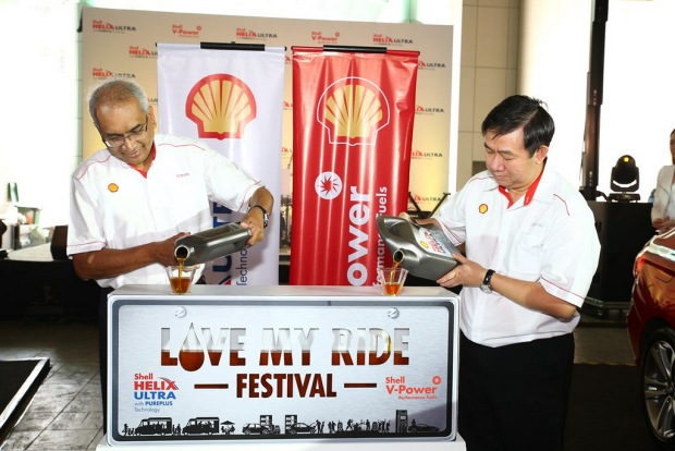 Shell Malaysia MD Tuan Haji Azman Ismail and Shell Lubricants GM Leslie Ng pour Shell Helix Ultra to symbolically open the Love My Ride Festival