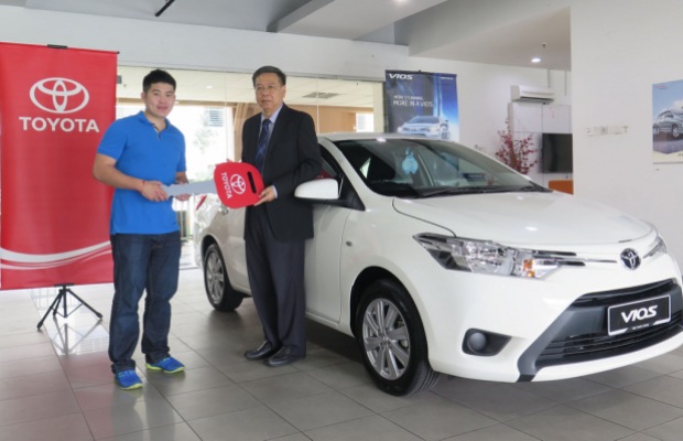 WOW 03_Mr Lau Er Kheng from Puchong, Kuala Lumpur receiving his prize car