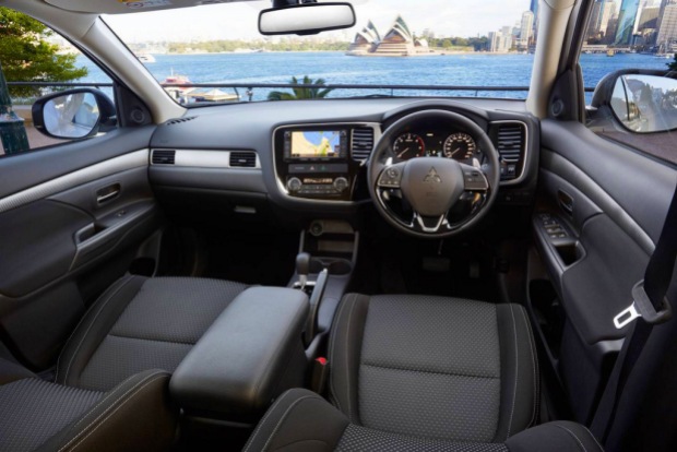 2016-Mitsubishi-Outlander-interior